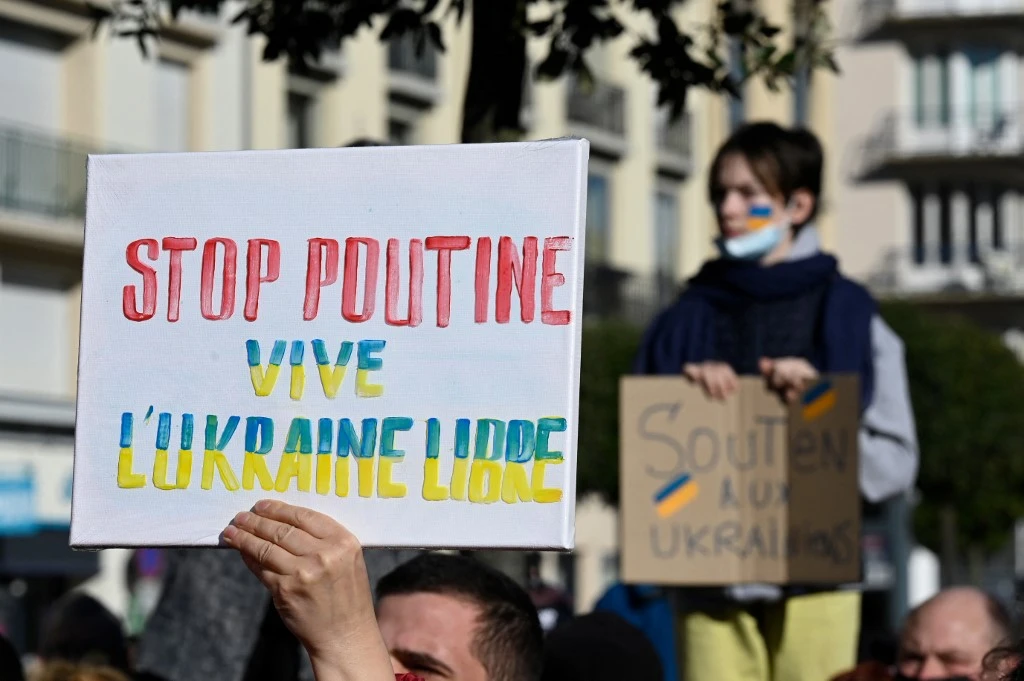 A travers le monde, la solidarité avec l'Ukraine se manifeste dans la rue