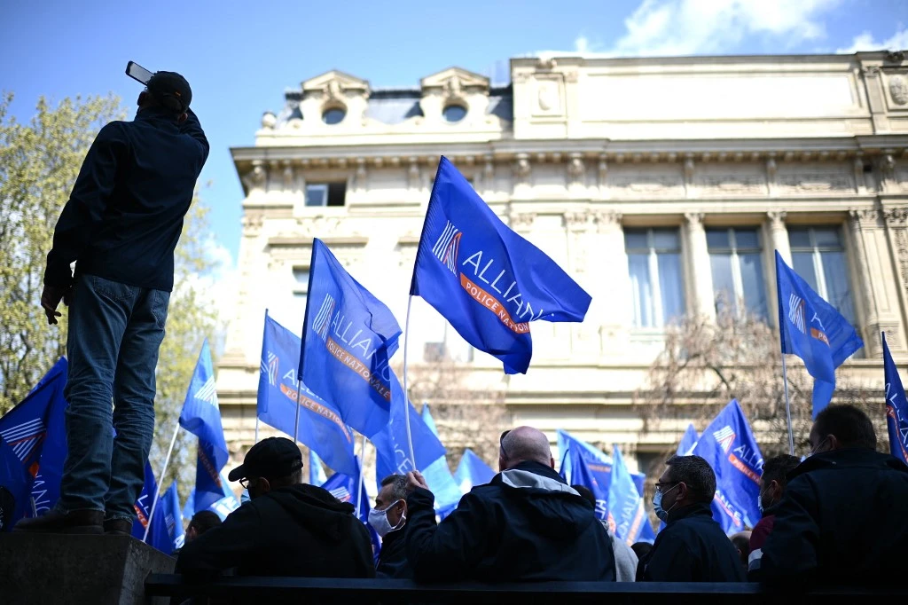 Présidentielle: les candidats débattent devant le syndicat policier Alliance, sans la gauche