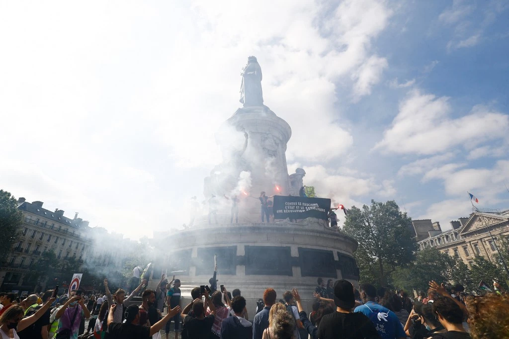 La France, pays de Voltaire, quoique…