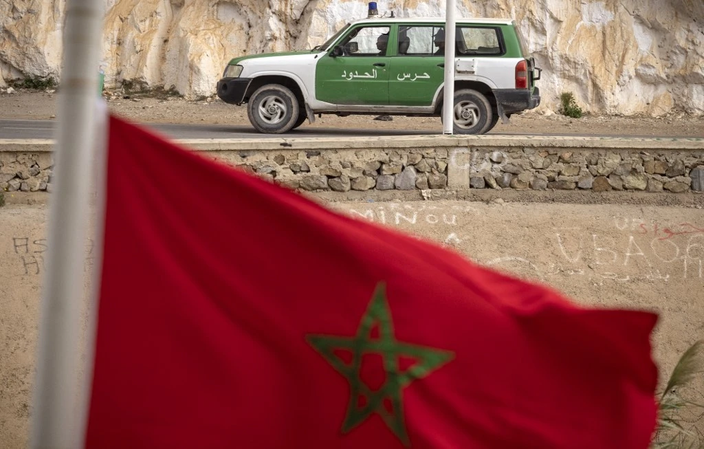 Photo d'illustration. Une photo prise depuis la région marocaine d'Oujda montre des gardes-frontières algériens patrouillant le long de la frontière avec le Maroc le 4 novembre 2021. (AFP)