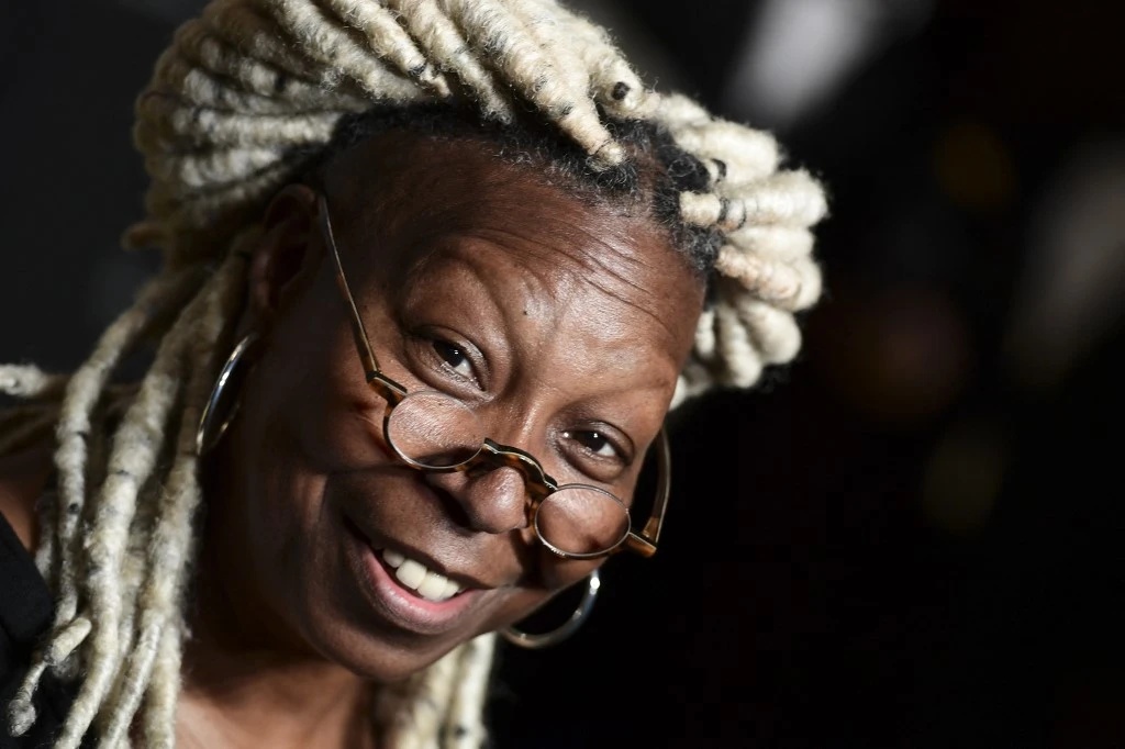 Sur cette photo d'archive prise le 03 décembre 2019, l'actrice américaine Whoopi Goldberg assiste à la présentation du calendrier Pirelli 2020 "Looking For Juliet" au Teatro Filarmonico de Vérone, en Italie. (AFP)