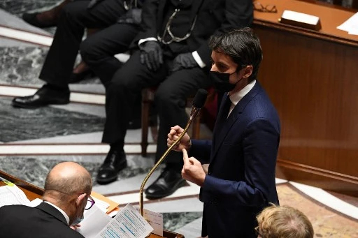Covid-19: la France lève des restrictions malgré une situation encore «fragile»