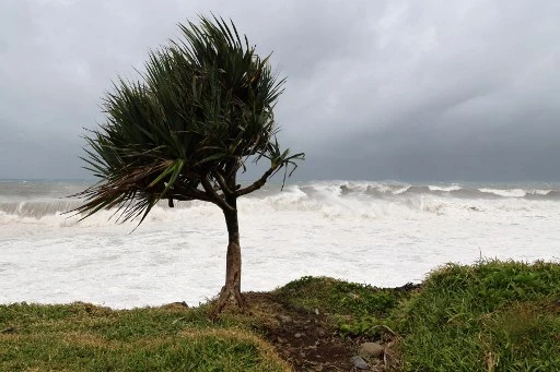 Cyclone à la Réunion: 12 blessés, «le pire n'est pas passé», indique le préfet