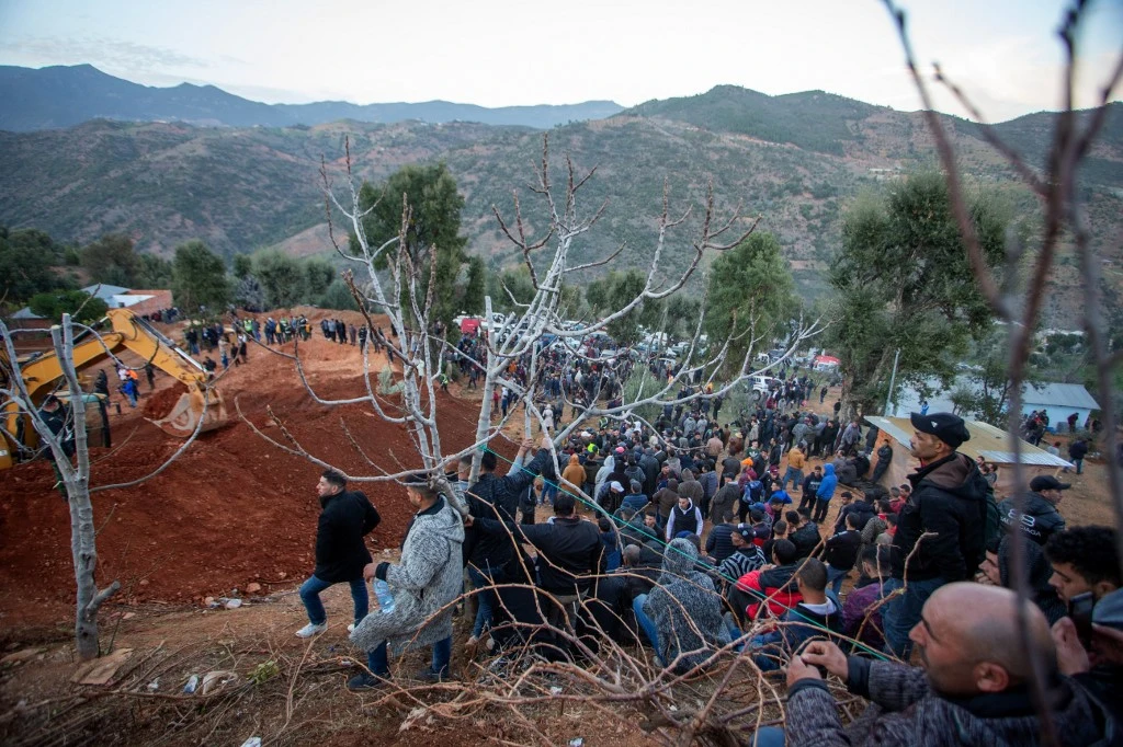 Tous les Marocains prient pour le sauvetage du petit Rayan