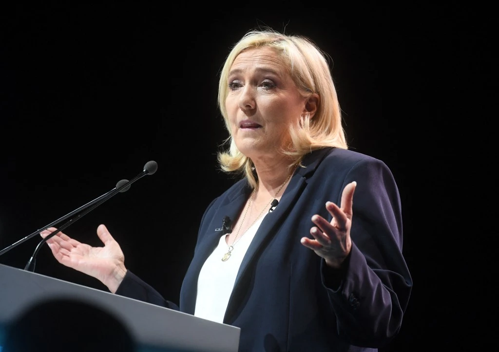 Marine Le Pen envisage un système « progressif » de départ à la retraite