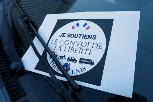 Des milliers d'opposants au pass vaccinal en France annoncent sur les réseaux sociaux vouloir «rouler sur Paris» samedi dans le cadre d'une action baptisée «convois de la liberté». (Photo, AFP)