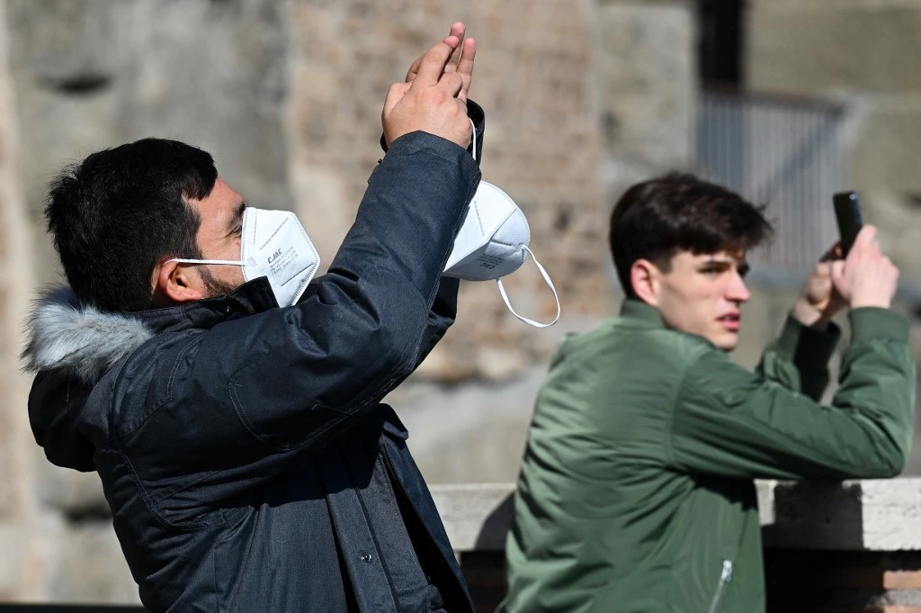 Covid: l'Italie tombe le masque dehors et recommence à danser