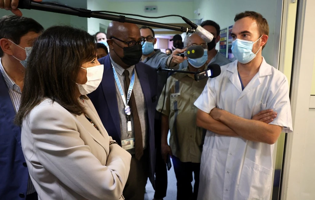 Présidentielle: Anne Hidalgo au chevet du CHU de Pointe-à-Pitre