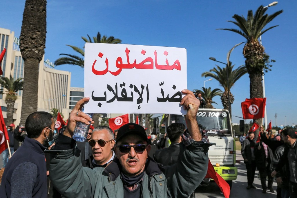 Le président étend son pouvoir sur le système judiciaire, les Tunisiens protestent