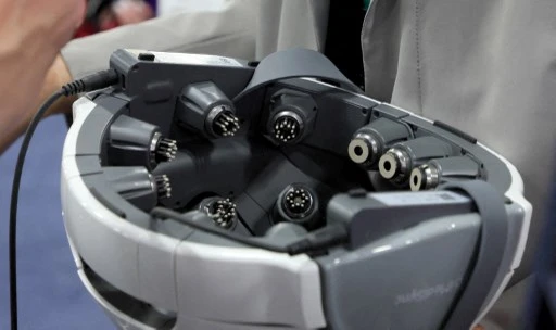 Intérieur d'un casque montré lors d’une démonstration de l'iSyncWave de Medisync pour la surveillance numérique de la santé du cerveau avec la cartographie cérébrale par IA et la thérapie LED lors d'un événement médiatique pour le CES 2022 au Mandalay Bay Convention Center en janvier 3, 2022 à Las Vegas, Nevada. (Ethan Miller/Getty Images/AFP