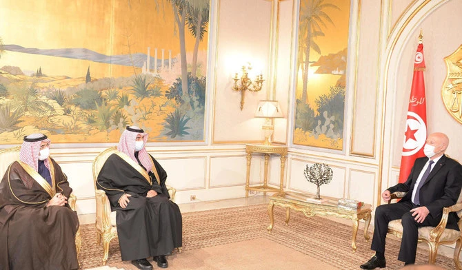 Le président tunisien Kais Saied (à droite) a reçu le président du Fonds saoudien pour le développement Sultan ben Abdelrahman Al-Murshed et l'ambassadeur saoudien Abdelaziz ben Ali Al-Saqr au Palais de Carthage à Tunis, le 11 février 2022. (SPA)
