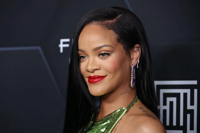 Rihanna adopte un style de maternité qui met son ventre en valeur avec une tenue Alaïa sur mesure