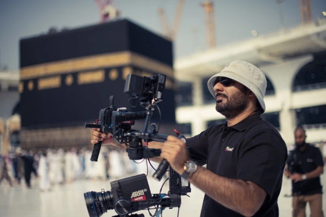 Le cinéaste Abrar Hussain réalise, en octobre 2017, un documentaire dans le Mataf (zone de circumambulation) de la Grande Mosquée de La Mecque, en Arabie Saoudite. (Photo reproduite avec l’aimable autorisation de Red Face Films)