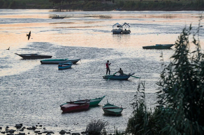 Des hommes pêchent sur le Nil dans la banlieue du Caire, en Égypte, le 18 août 2020. (Reuters)