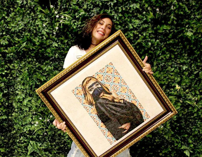 L’ouvrage préféré d’Alaa al-Sawwaf est «Al-Cheïkha». Pour le mener à bien, il lui a fallu deux ans et environ soixante-dix-huit couleurs. Il s’agit du portrait d’une femme qui porte des vêtements bédouins traditionnels. (Photo fournie)
