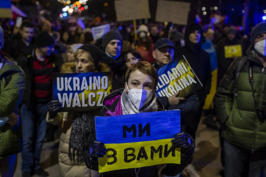 Des manifestants prenant part à une manifestation contre les attaques de la Russie contre l'Ukraine, devant l'ambassade de Russie à Varsovie, en Pologne. (AFP).