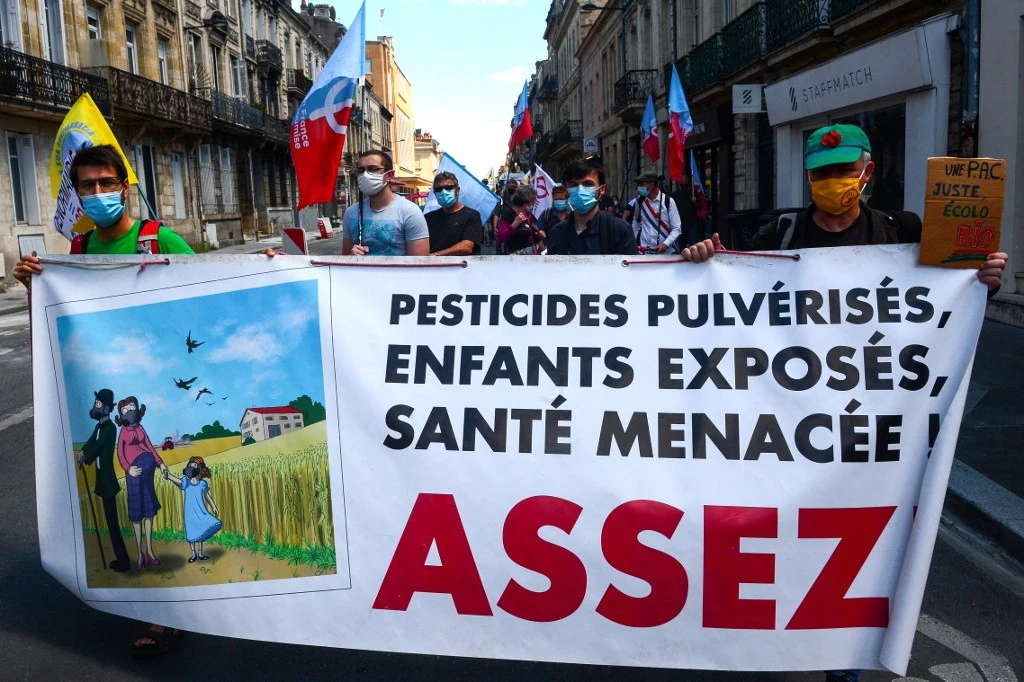 Des manifestants tenant une pancarte contre le projet de Plan Stratégique National (PSN) pour la prochaine Politique Agricole Commune (2023-2027), à Bordeaux en France. (AFP).