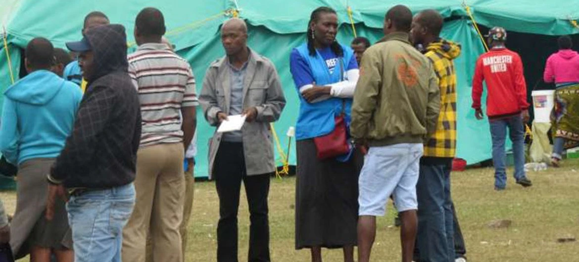 Des personnes déplacées sur un site près de Durban dans la province de KwaZulu-Natal, en Afrique du Sud. (UN News).