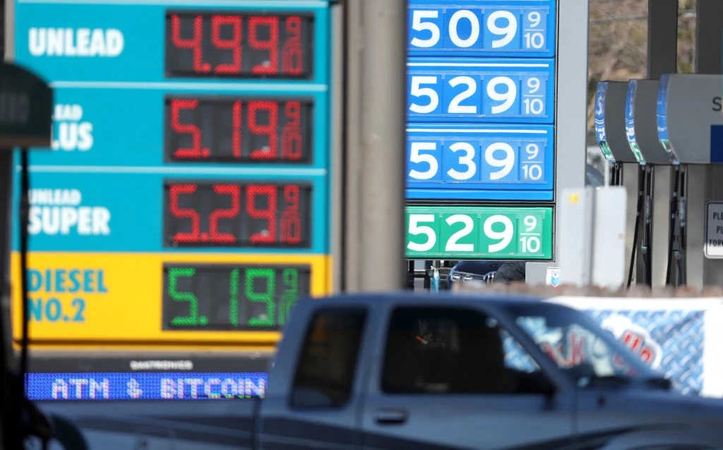 Des prix de l'essence supérieurs à 5 dollars le gallon sont affichés dans des stations-service en Californie, aux États-Unis. (AFP). 