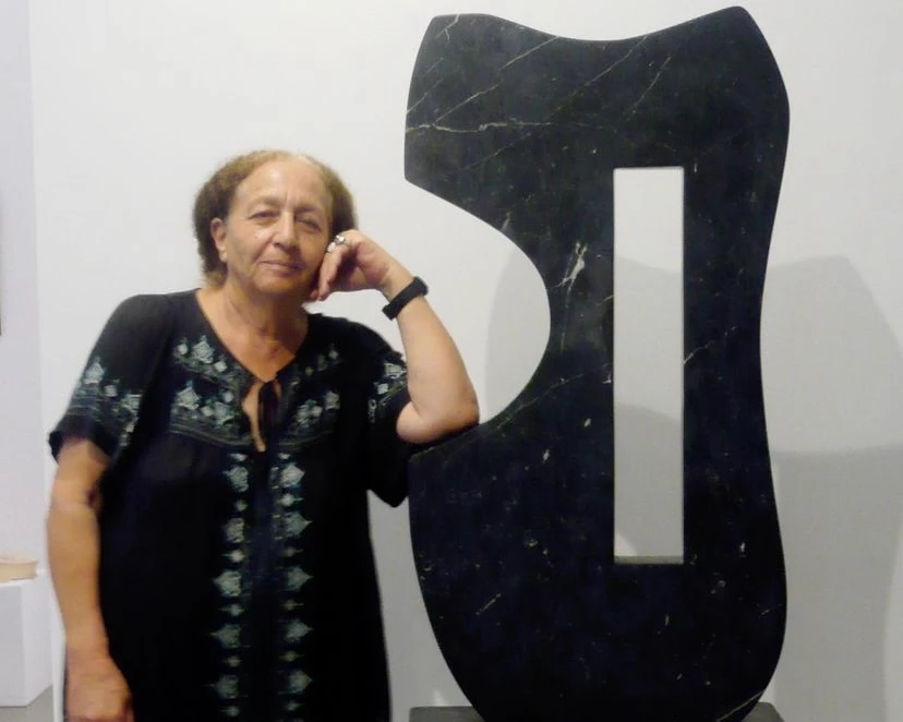 Mona Saudi et son œuvre « Invisible City », au Sharjah Art Museum. EAU. Instagram/@mona.saudi