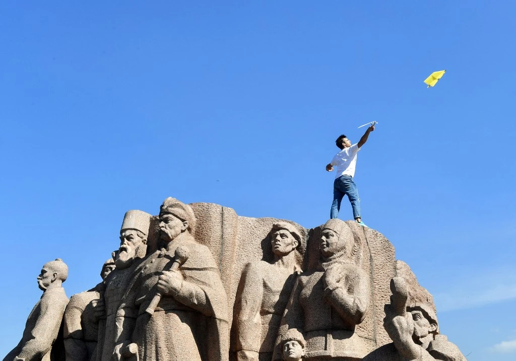 Un monument de l'ère soviétique pour l'union de l'Ukraine et de la Russie à Kiev, en Ukraine. (AFP).