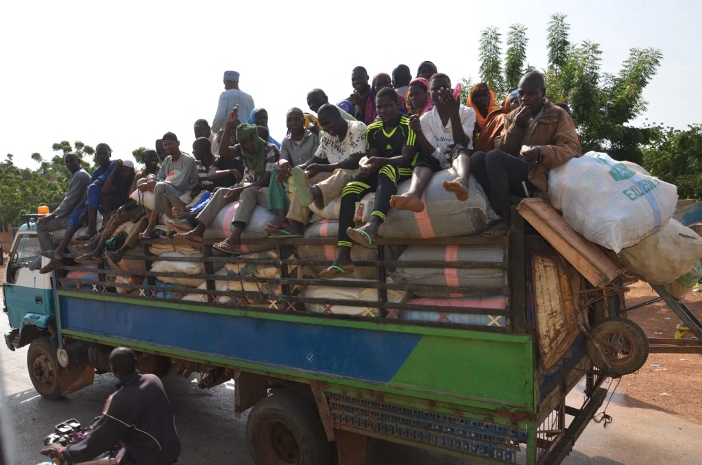 Un camion transportant des marchandises et des passagers sur la route nationale à Maradi, au Niger. (AFP).