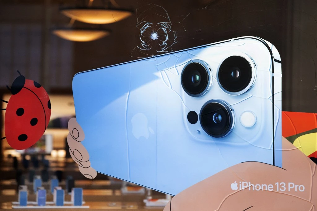 Un impact de balle sur la vitrine d' une boutique Apple Store à Amsterdam. (AFP).