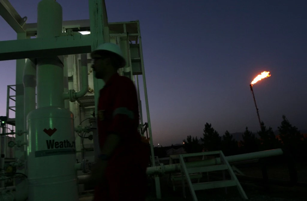 Un ouvrier dans une raffinerie de pétrole près de Taq Taq, au Kurdistan. (AFP).