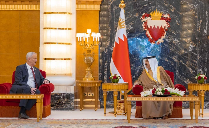 Le roi Hamad de Bahreïn et le ministre israélien de la Défense, Benny Gantz. (Photo, AFP)