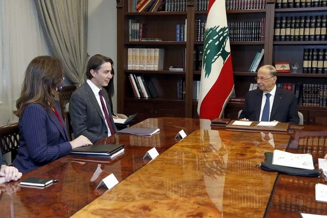 Le président libanais, Michel Aoun, rencontrant l'envoyé spécial américain pour les Affaires énergétiques Amos Hochstein, au palais présidentiel de Baabda, au Liban. (Reuters)