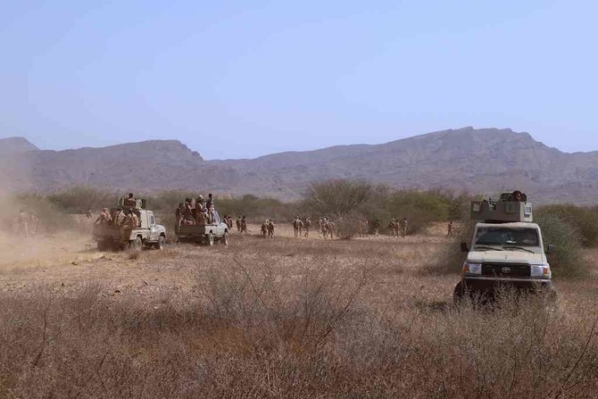 Des combattants progouvernementaux yéménites occupent une position près du camp d’Al-Mouhsam lors des combats visant à repousser les Houthis, soutenus par l’Iran, hors de la région de Harad, dans la province de Hajjah au Yémen, le 4 février 2022. (Photo, AFP)