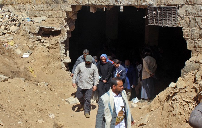 L’envoyée spéciale du secrétaire général de l’ONU pour le Yémen, Roxane Bazargan (C), visite un site qui serait une prison détruite par une frappe aérienne à Saada, dans le nord du Yémen. (Photo, AFP)