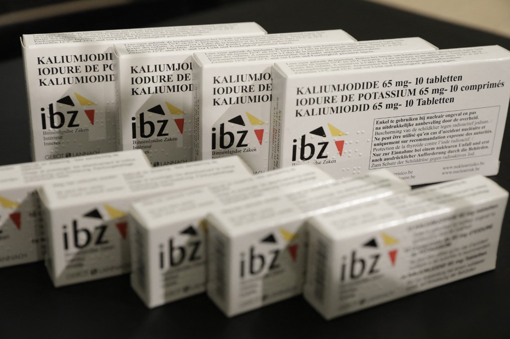 Des boîtes de comprimés d'iode présentées lors d'une conférence de presse présentant le nouveau plan d'urgence nucléaire de la Belgique à Bruxelles. (AFP).