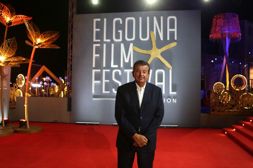 Le producteur tunisien Tarak ben Ammar sur le tapis rouge lors de la deuxième édition du festival du film d'El Gouna en Égypte. (AFP).