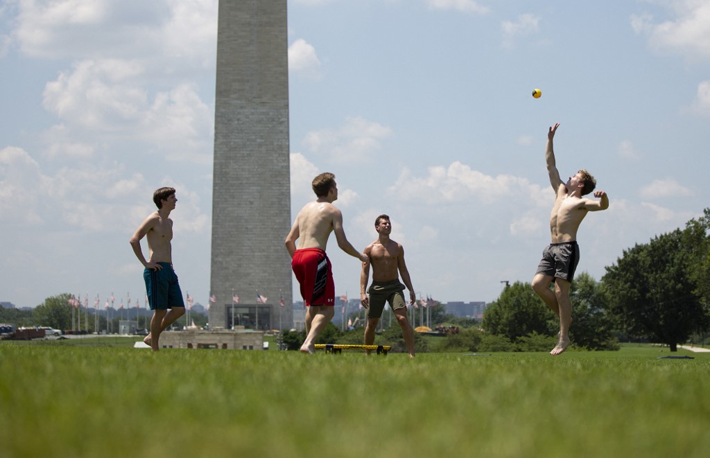 Des personnes jouent au roundnet sur le National Mall à Washington, DC, le 19 juillet 2019. (AFP).