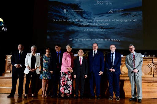 Le Prince Albert II de Monaco (3eme à droite) entouré d’un Groupe d'experts international sur l'évolution du climat (GIEC), avant une conférence de presse pour présenter leur dossier spécial océan et cryosphère au Musée océanographique de Monaco le 25 septembre 2019. (Yann Coatsaliou / AFP)