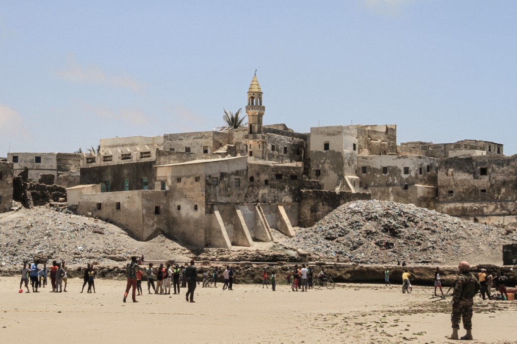 Des soldats ougandais de la mission de maintien de la paix de l'Union africaine en Somalie (AMISOM) patrouillent à Merka, sur la côte sud de la Somalie, le 19 septembre 2019. (AFP).