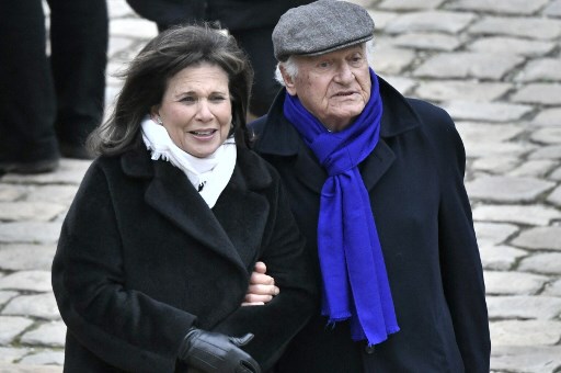 La journaliste française Anne Sinclair et son partenaire, l'historien Pierre Nora, lors d’un hommage national à la mémoire de Jean Daniel, fondateur du magazine français Nouvel Observateur, à l'hôtel des Invalides à Paris, le 28 février 2020. (Stéphane De Sakutin / AFP)