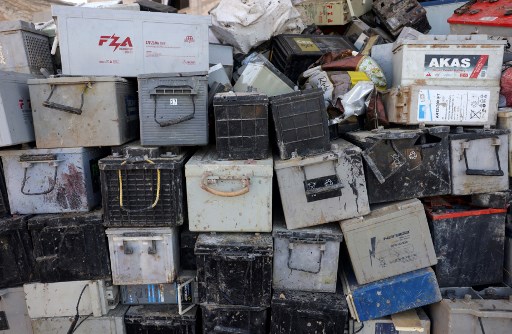 À Gaza, des montagnes de batteries cherchent recycleur