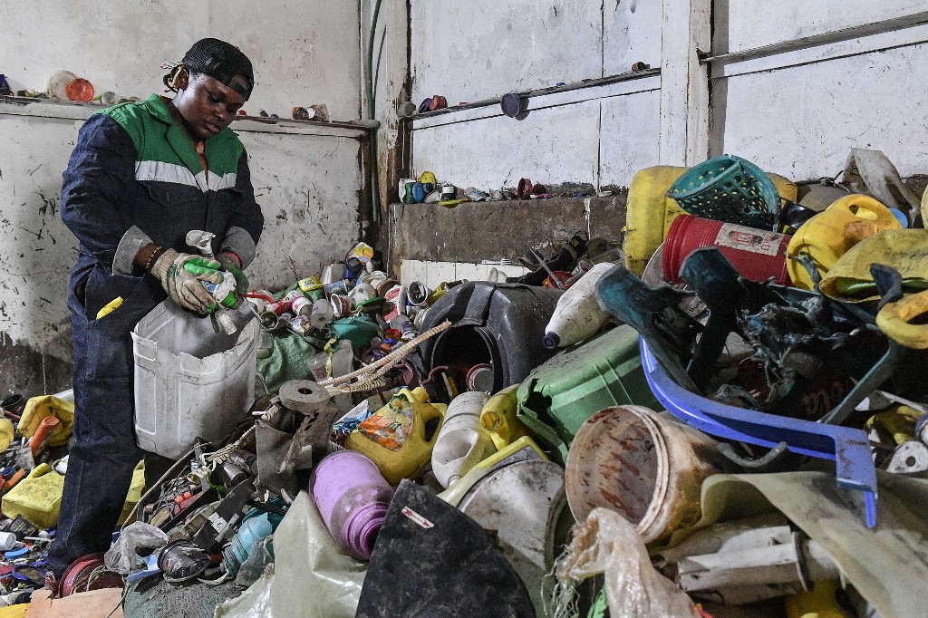 «Les déchets ont de la valeur»: au Kenya, le plastique devient brique