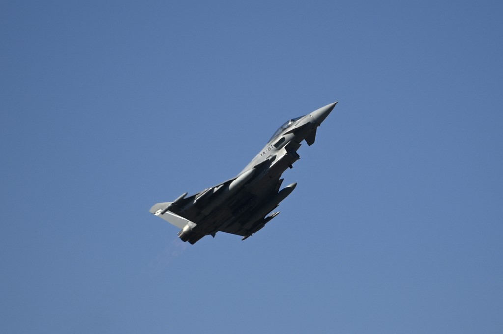 Un avion espagnol Eurofighter EF-2000 Typhoon II décolle de la base aérienne de Graf Ignatievo, près de Plovdiv, le 21 février 2022. (AFP).