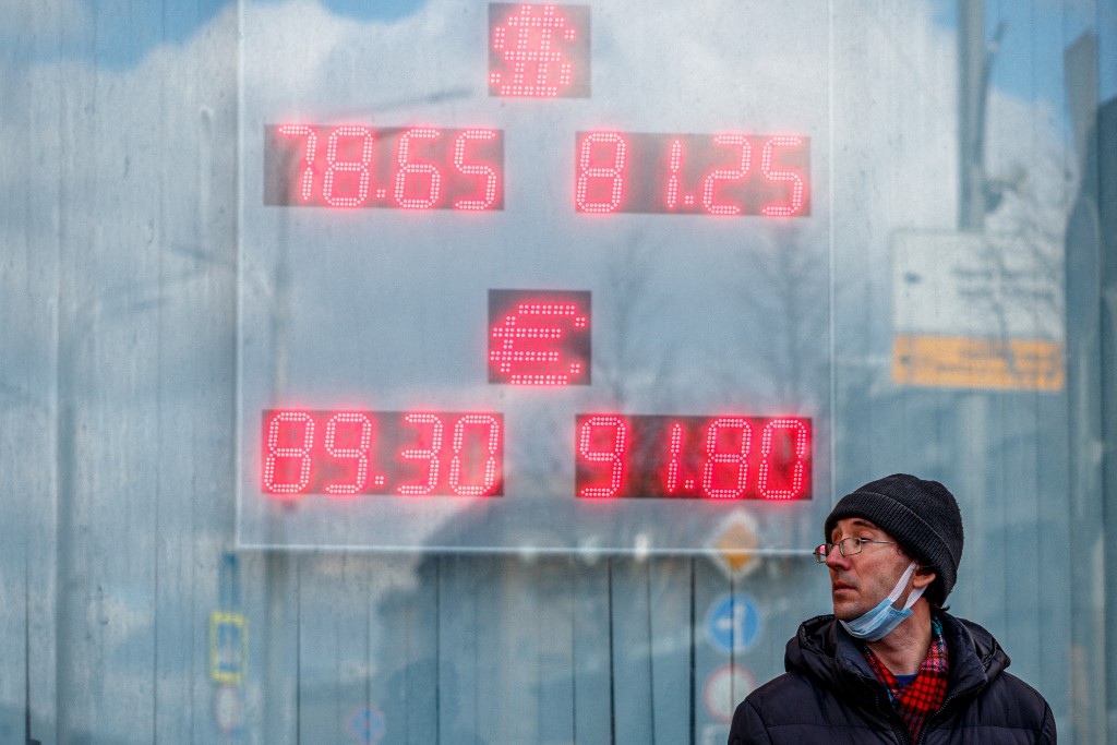 Chute de l'euro au plus bas depuis plus d'un an et demi, le rouble s'écroule