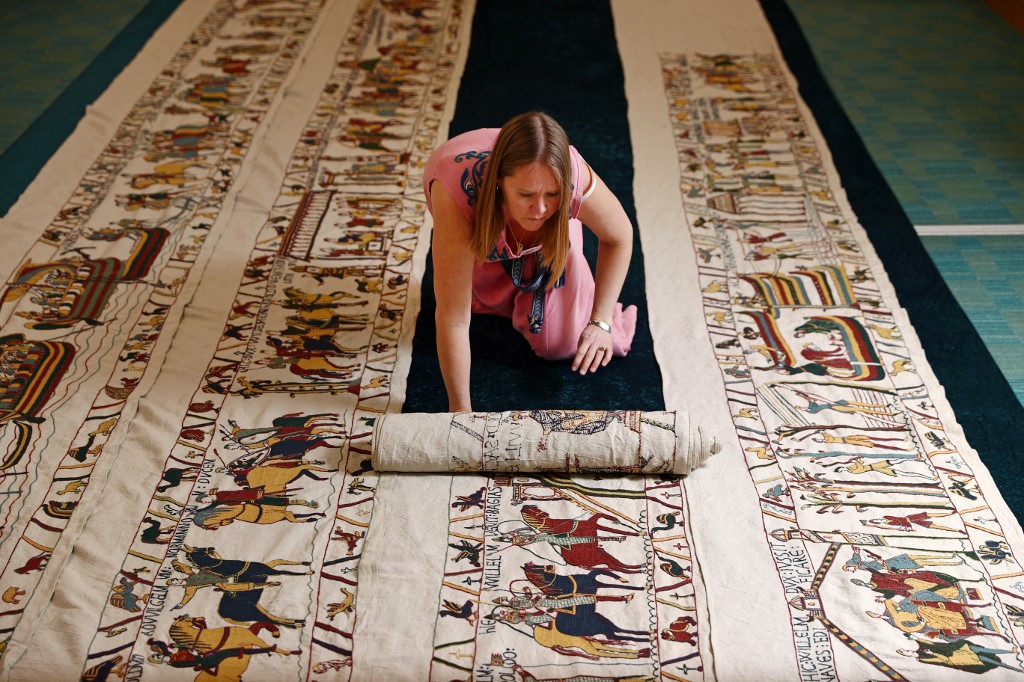 En Angleterre, une passionnée reproduit en taille réelle la tapisserie de Bayeux
