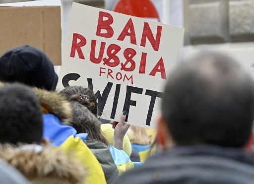Accord de l'UE pour bannir RT et Sputnik, exclure des banques russes de Swift