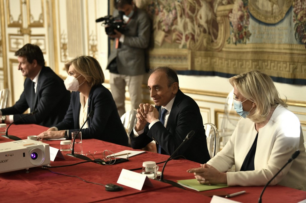 Présidentielle: Macron toujours focalisé sur l'Ukraine, les candidats reçus à Matignon