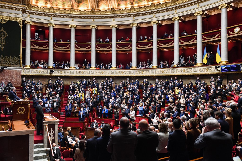 Présidentielle: le Parlement attend le président Zelensky dans une campagne scandée par l'Ukraine
