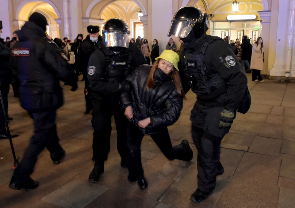 Russie: plus de 4 600 manifestants contre l'intervention en Ukraine arrêtés
