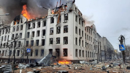 Ukraine: les forces russes à Kharkiv et Kherson, Biden s'attaque au «dictateur» Poutine