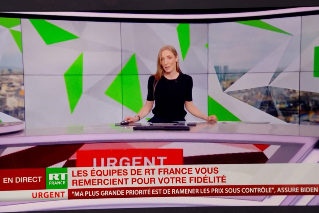 Cette photo prise le 2 mars 2022, à Paris, montre la dernière émission en direct du réseau RT France. La filiale française de RT (ex-Russia Today) a introduit mardi un recours devant la justice européenne pour faire annuler l'interdiction de diffusion imposée par l'UE dans le cadre des sanctions contre la Russie (AFP)