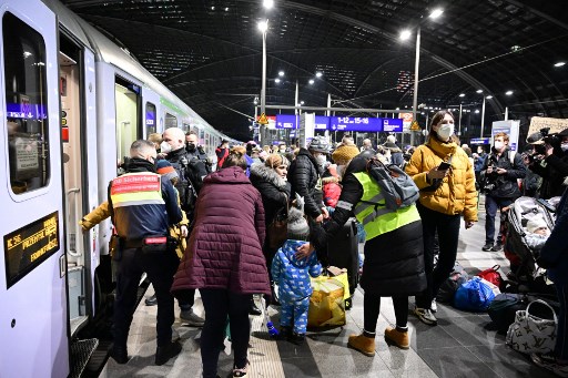 «Bienvenue à Berlin!»: les réfugiés ukrainiens commencent à affluer en nombre